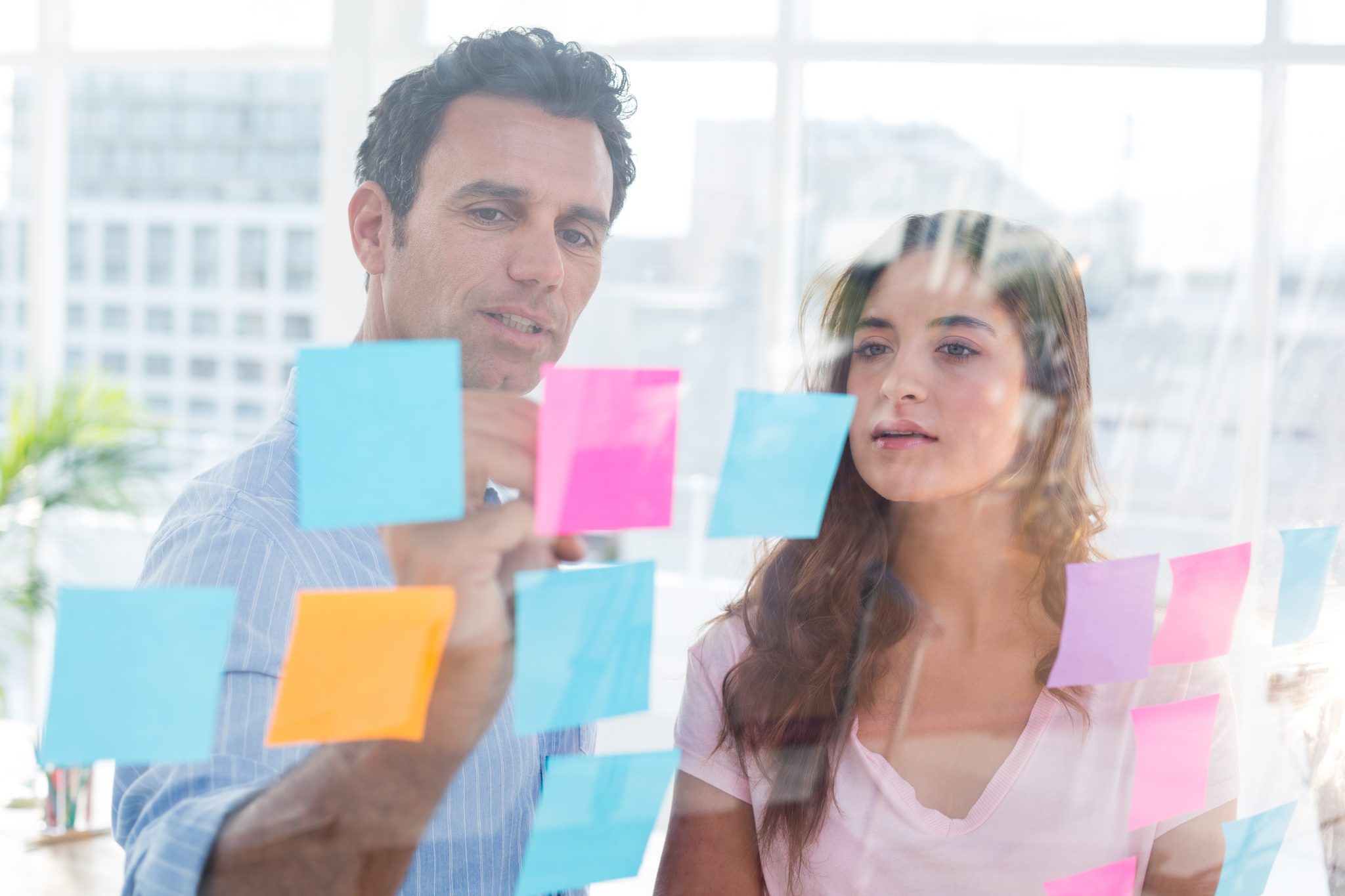 Junges kreatives Team beim Brainstorming – Coaching für Führungskräfte in München