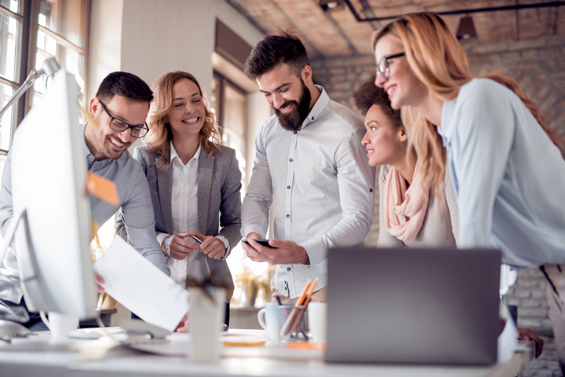 Führungstraining für Unternehmen: Team bespricht Entscheidungen im Büro